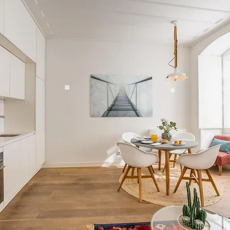 Chic Tailor Made Flat In Chiado