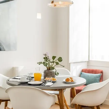 Chic Tailor Made Flat In Chiado Daire Lisboa